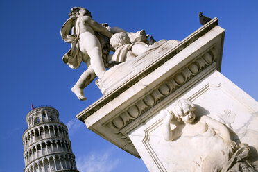 Italien, Toskana, Pisa, Piazza dei Miracoli, Platz der Wunder, Schiefer Turm, Statue im Vordergrund - PSF00260