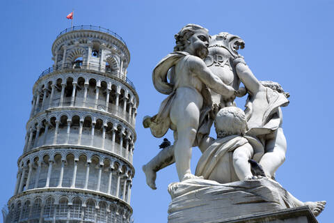 Italien, Toskana, Pisa, Piazza dei Miracoli, Platz der Wunder, Schiefer Turm und Skulptur, lizenzfreies Stockfoto
