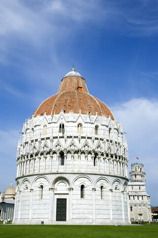 Italien, Toskana, Pisa, Piazza dei Miracoli, Platz der Wunder, Baptisterium im Vordergund, lizenzfreies Stockfoto