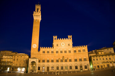 Italien, Toskana, Siena, Palazzo Pubblico bei Nacht - PSF00241