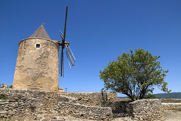 Frankreich, Provence, Saint Saturnin Les Apt, Windmühle - PSF00217