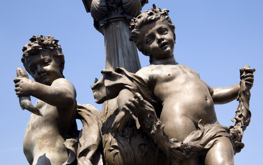 Frankreich, Paris, Pont Alexandre III, Bronzestatue, Nahaufnahme - PSF00202