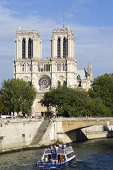 France, Paris, Notre Dame, Pleasure boat in foreground - PSF00201