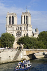 Frankreich, Paris, Notre Dame, Vergnügungsschiff im Vordergrund - PSF00201
