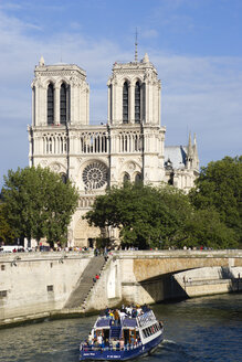 France, Paris, Notre Dame, Pleasure boat in foreground - PSF00201