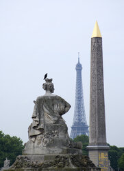 Frankreich, Paris, Place de la Concorde, Obelisk, Eiffelturm im Hintergrund - PSF00198