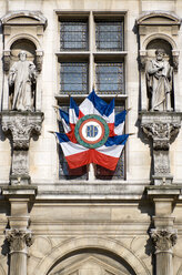Frankreich, Paris, Rathaus, Fassade mit Nationalflaggen - PSF00197