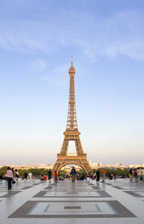 Frankreich, Paris, Eiffelturm, Touristen im Vordergrund - PSF00196
