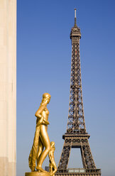 Frankreich, Paris, Eiffelturm, Statuen im Vordergrund - PSF00194