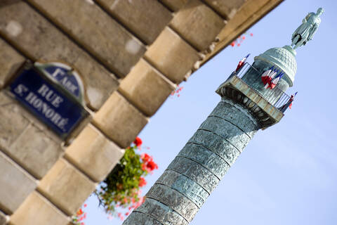 Frankreich, Paris, Place Vendome, Trajanssäule, Straßenschild im Vordergrund, lizenzfreies Stockfoto