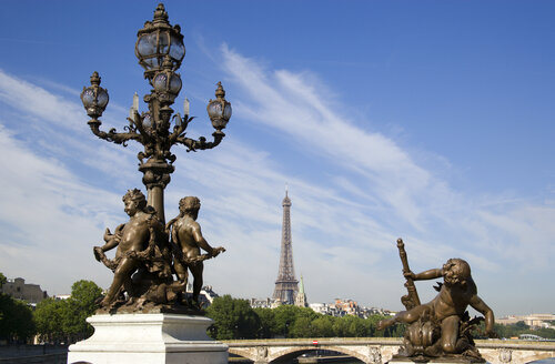 Frankreich, Paris, Pont Alexandre III, Bronzestatuen, Eiffelturm im Hintergrund - PSF00191