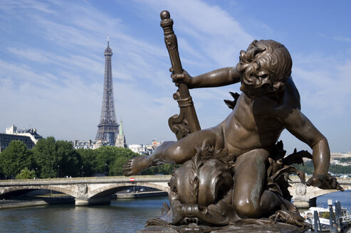 Frankreich, Paris, Pont Alexandre III, Bronzestatue, Eiffelturm im Hintergrund - PSF00190