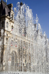 Frankreich, Paris, Rathaus, Springbrunnen im Vordergrund - PSF00177