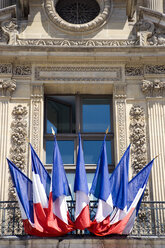 Frankreich, Paris, Louvre, Französische Fähnriche auf Balkon - PSF00176