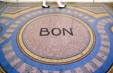 Frankreich, Paris, Mosaikfliese mit Schriftzug 