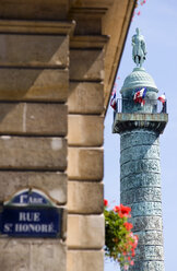 Frankreich, Paris, Place Vendome, Napoleon-Denkmal, Straßenschild im Vordergrund - PSF00173