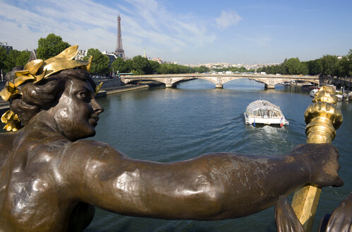 Frankreich, Paris, Seine, Pont Alexandre III, Skulptur im Vordergrund - PSF00171