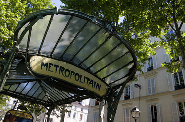 Frankreich, Paris, Montmartre, Metro-Eingang, Nahaufnahme - PSF00170