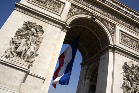 Frankreich, Paris, Arc de Triomphe, niedriger Blickwinkel, lizenzfreies Stockfoto