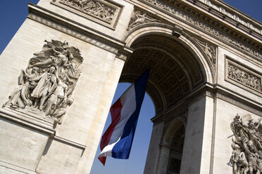 Frankreich, Paris, Arc de Triomphe, niedriger Blickwinkel - PSF00163