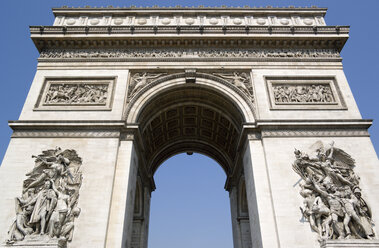 Frankreich, Paris, Arc de Triomphe, niedriger Blickwinkel - PSF00159
