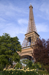 Frankreich, Paris, Eiffelturm, niedriger Blickwinkel - PSF00157