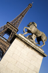 Frankreich, Paris, Eiffelturm, Pont d'Lena, Statue im Vordergrund, flacher Blickwinkel - PSF00155