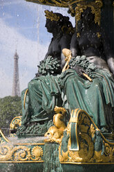 Frankreich, Paris, Springbrunnen, Eiffelturm im Hintergrund - PSF00154