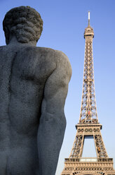 Frankreich, Paris, Eiffelturm, Steinskulptur im Vordergrund - PSF00152