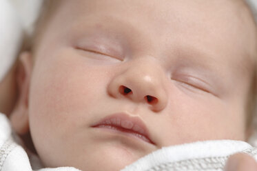 Germany, Bavaria, Munich, Baby boy 3 weeks) sleeping, close up - CRF01672