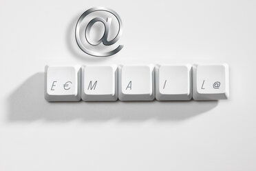 Tasten der Computertastatur, die das Wort E-Mail buchstabieren - 11198CS-U