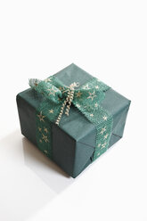 Geschenk mit grünem Geschenkpapier verpackt, Ansicht von oben - 11140CS-U