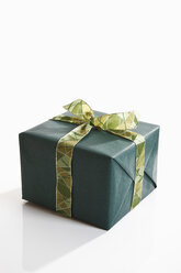 Geschenk verpackt mit grünem Geschenkpapier - 11137CS-U