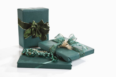 Geschenke mit grünem Geschenkpapier verpackt - 11136CS-U