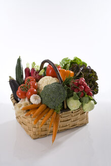 Verschiedene Gemüsesorten im Korb, Blick von oben - WDF00504