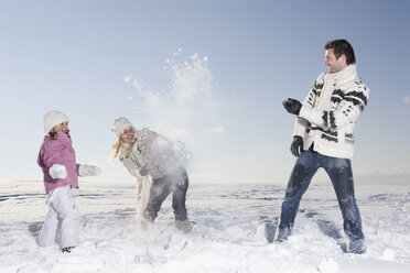 Germany, Bavaria, Munich, Family having snowball fight - RBF00076