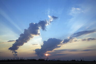 Germany, Cologne, Sky, clouds, sunbeams, low angle view - GWF00988