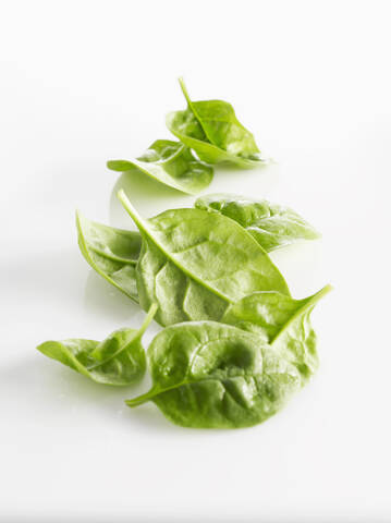 Raw Leaf Spinat auf weißem Hintergrund, lizenzfreies Stockfoto