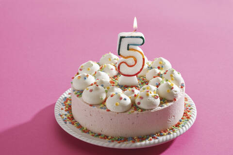 Geburtstagskuchen mit brennender Kerze, lizenzfreies Stockfoto