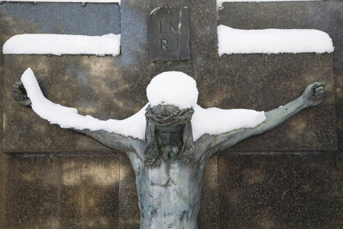 Deutschland, Köln, Schnee bedeckt Kruzifix auf Grab, Nahaufnahme - GWF00996