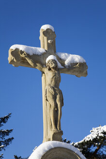 Deutschland, Köln, Friedhof, Schnee bedeckt Kruzifix - GWF00995