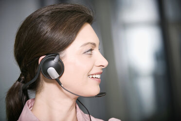 Deutschland, München, Frau mit Headset, Porträt - WESTF11821