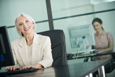 Deutschland, München, Geschäftsfrauen im Büro, Arbeiten - WESTF11813