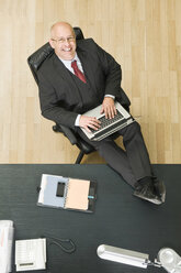 Deutschland, München, Geschäftsmann arbeitet am Laptop, Blick von oben - WESTF11810