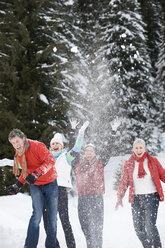 Italien, Südtirol, Seiseralm, Vier Personen, die Schnee in die Luft werfen - WESTF11495