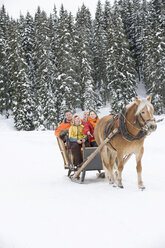 Italien, Südtirol, Seiseralm, Familie fährt im Schlitten - WESTF11480