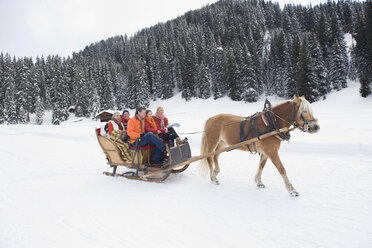 Italien, Südtirol, Seiseralm, Familie fährt im Schlitten - WESTF11476