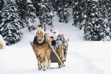 Italien, Südtirol, Seiseralm, Weihnachtsmann und Kinder bei einer Schlittenfahrt - WESTF11465