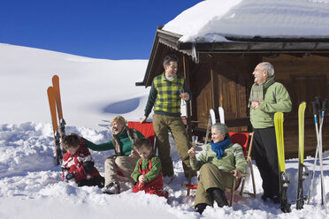 Italien, Südtirol, Seiseralm, Familie vor einer Blockhütte - WESTF11430