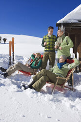 Italien, Südtirol, Seiseralm, Personen vor Blockhütte, mit Sektgläsern - WESTF11429